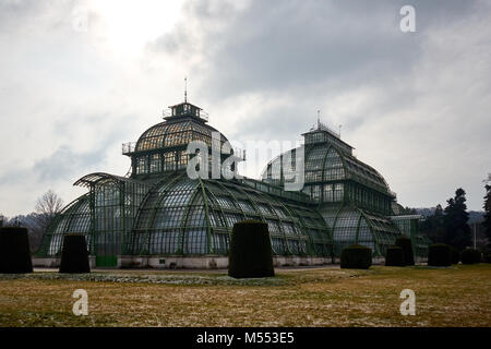 Vienne, Autriche - 18 Février 2018 : Le Palmenhaus Schönbrunn Schönbrunn / palm house dans les jardins du palais Schönbrunn Park, vienne un jour froid Banque D'Images