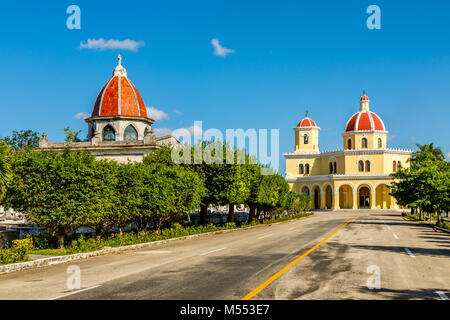 Chapelle du cimetière catholique de Christophe Colomb, avec road et allée de l'avant-plan, Vedado, La Havane, Cuba Banque D'Images
