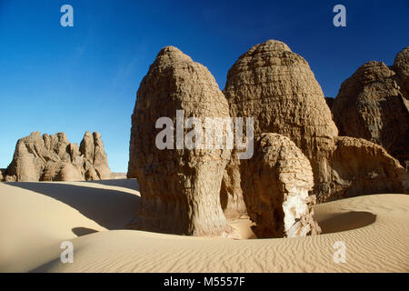 L'Algérie. Près de Tamanrasset. Le Tassili du Hoggar. Désert du Sahara. Paysage de la mer de sable et des dunes de sable et rochers. Banque D'Images