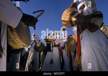 L'Algérie. Près de Tamanrasset. Désert du Sahara. Le springfestival TAFSIT ou. Les gens de Gaoura valley (nord du Sahara, près de Timimoun et Béni-abbés) Dancers Banque D'Images