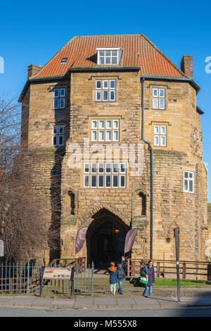 Newcastle sur Tyne UK, vue de l'entrée de la Porte Noire médiévale bâtiment musée près du quai dans le centre de Newcastle, Tyne et Wear. Banque D'Images