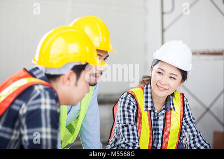 Discuter de l'ingénieur en réunion avec vous détendre, heureux et sourire sentiment au site travaux sur construction bâtiment Banque D'Images