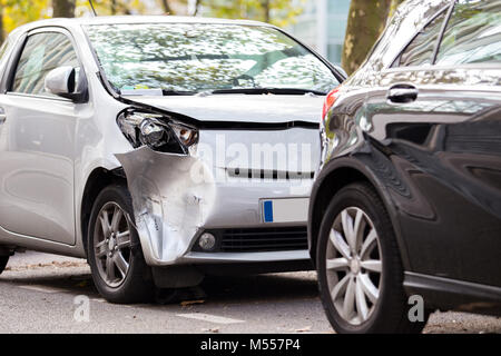 Crash silver car park après une autre voiture sur la route à Paris, France Banque D'Images