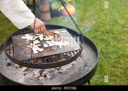 Un pain plat - un gâteau à base de farine et d'eau, au-dessus d'un feu de cuisson Banque D'Images