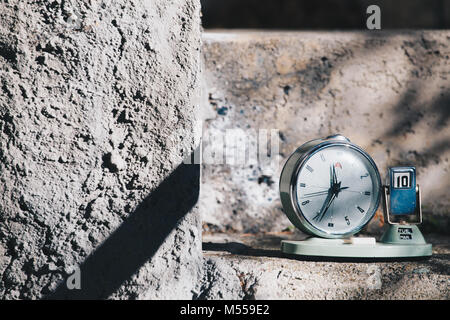 Vintage horloge Calendrier avec jour du mois, du mois - le béton, le ciment ou la texture de fond. Copier l'espace. Place pour le texte. ressource graphique . Banque D'Images