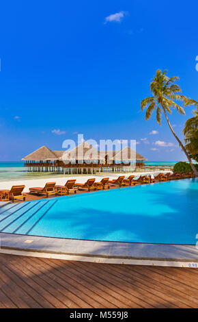 Piscine et café sur la plage aux Maldives Banque D'Images