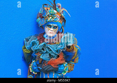 Une jeune fille en costume pendant l'Carnevale di Venezia à Burano (Venise), Italie Banque D'Images