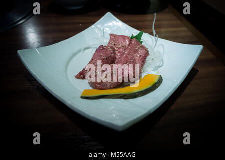 Langue de boeuf cru d'une vache wagyu japonais servi sur un plat Banque D'Images