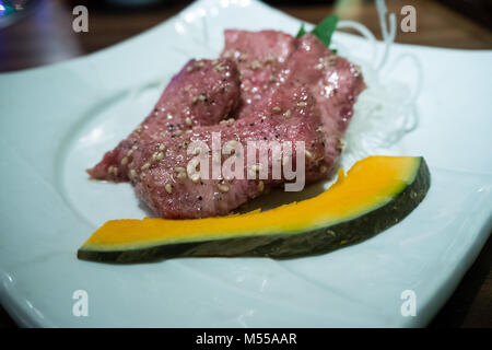 Langue de boeuf cru d'une vache wagyu japonais servi sur un plat Banque D'Images