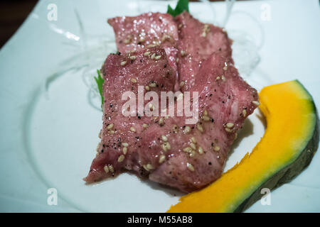 Langue de boeuf cru d'une vache wagyu japonais servi sur un plat Banque D'Images