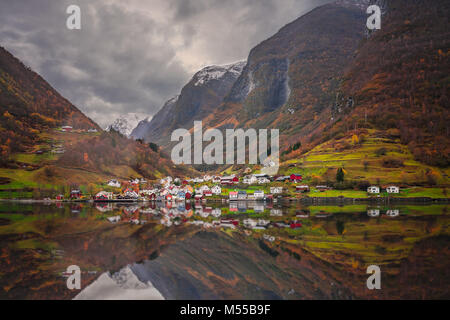 Petit village sur le bord d'un fjord en Norvège Banque D'Images