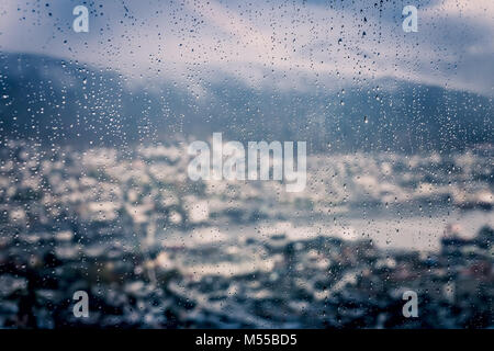 Vue de la ville de Bergen à travers la fenêtre humide Banque D'Images