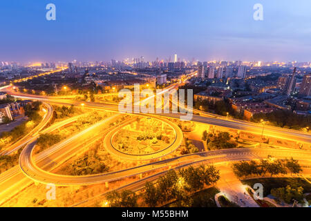 Viaduc à Tianjin dans la nuit Banque D'Images