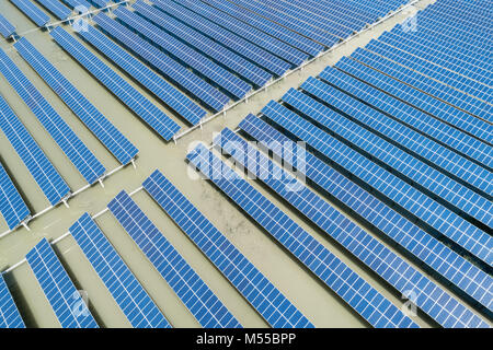 Au-dessus de l'usine d'énergie solaire Banque D'Images