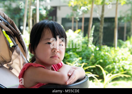 L'enfant dans la poussette fille asiatique Banque D'Images