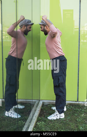 Handsome man posing indien devant un miroir. Mode de rue et de style. Banque D'Images