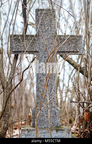 Grande croix dans le cimetière catholique de Rasos à Vilnius, Lituanie. Symbole Chrétien religieux. Banque D'Images