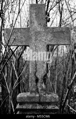 Grande croix dans le cimetière catholique de Rasos à Vilnius, Lituanie. Symbole Chrétien religieux. Image Monochrome Banque D'Images