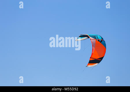 Kite Surf sur la mer avec fond de ciel bleu Banque D'Images