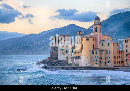 Vieille église et les bâtiments historiques à proximité de la mer à Camogli, Gênes, Italie Banque D'Images