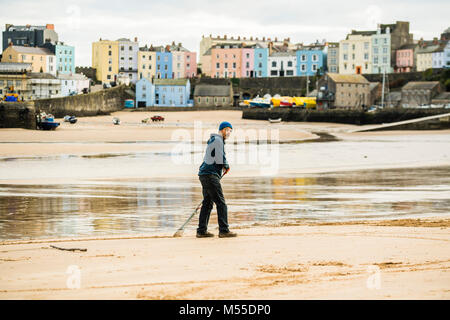 MARC TREANOR, sable, artiste travaillant sur l'une de ses énormes , mais éphémères, des motifs géométriques et graphisme sur une plage de sable à Tenby, West Wales UK, avant que la marée monte et se lave toute loin Banque D'Images