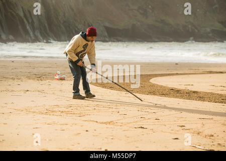 MARC TREANOR, sable, artiste travaillant sur l'une de ses énormes , mais éphémère, conceptions graphiques et des motifs géométriques sur une plage de sable à Mwnt, West Wales UK, avant que la marée monte et se lave toute loin Banque D'Images