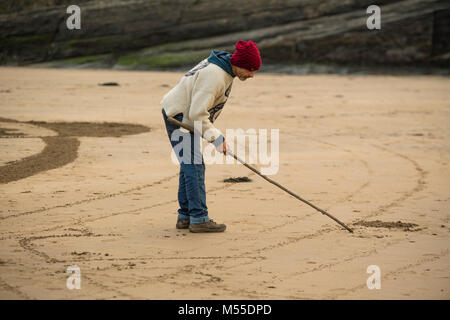 MARC TREANOR, sable, artiste travaillant sur l'une de ses énormes , mais éphémère, conceptions graphiques et des motifs géométriques sur une plage de sable à Mwnt, West Wales UK, avant que la marée monte et se lave toute loin Banque D'Images