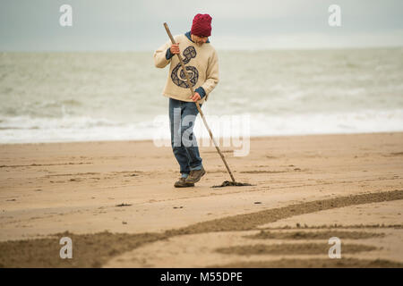 MARC TREANOR, sable, artiste travaillant sur l'une de ses énormes , mais éphémère, conceptions graphiques et des motifs géométriques sur une plage de sable à Mwnt, West Wales UK, avant que la marée monte et se lave toute loin Banque D'Images