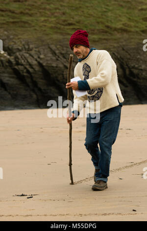 MARC TREANOR, sable, artiste travaillant sur l'une de ses énormes , mais éphémère, conceptions graphiques et des motifs géométriques sur une plage de sable à Mwnt, West Wales UK, avant que la marée monte et se lave toute loin Banque D'Images