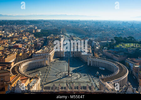 St Peters Square vu du haut de la cathédrale St Pierre coupole. Cité du Vatican, Rome, Italie. Banque D'Images