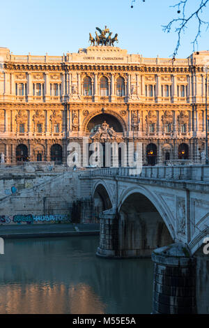 Le Palais de Justice, Rome, le siège de la Cour Suprême de Cassation et de la bibliothèque publique judiciaire, est situé dans le quartier Prati de Rome. Banque D'Images