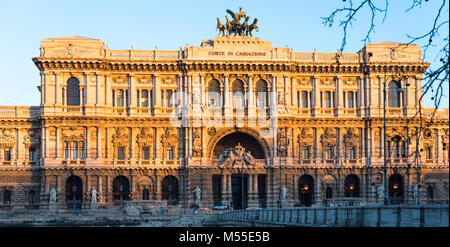 Le Palais de Justice, Rome, le siège de la Cour Suprême de Cassation et de la bibliothèque publique judiciaire, est situé dans le quartier Prati de Rome. Banque D'Images