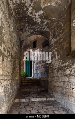 Voûtée médiévale alleway, Sibenik, Croatie Banque D'Images