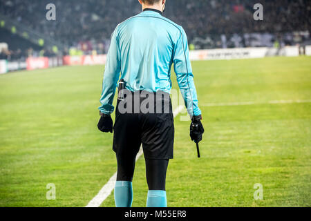 Arbitres assistants de la signalisation sur la ligne de touche pendant un match de foot Banque D'Images