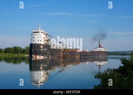 La John D. Leitch vraquier auto-décharge de la navigation dans le canal Welland, Ontario, Canada Banque D'Images