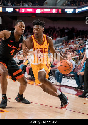 Los Angeles, CA, USA. Feb 17, 2018. L'USC protection (2) Jonas Matthews disques durs au panier pendant le jeu entre l'Oregon State Beavers vs les USC Trojans au Galen Center de Los Angeles, Californie. L'USC a défait l'Oregon State 72-59.(crédit obligatoire : Juan Lainez/MarinMedia/Cal Sport Media) Credit : csm/Alamy Live News Banque D'Images