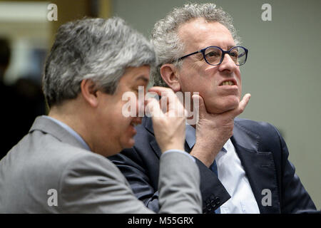 Bruxelles, Bxl, Belgique. Feb 20, 2018. (L-R) Président de l'Eurogroupe, le Ministre portugais des finances Mario Centeno et le ministre des Finances du Luxembourg Pierre Gramegna avant le Conseil ECOFIN, les ministres des Finances de l'UE réunion au siège de la Commission européenne à Bruxelles, Belgique le 20.02.2018 par Wiktor Dabkowski Wiktor Dabkowski/crédit : ZUMA Wire/Alamy Live News Banque D'Images