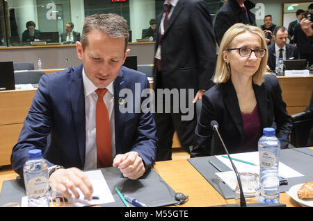 Bruxelles, Bxl, Belgique. Feb 20, 2018. Le ministre des Finances danois Kristian Jensen (L) et le ministre des Finances, Teresa Czerwinska polonais avant le Conseil ECOFIN, les ministres des Finances de l'UE réunion au siège de la Commission européenne à Bruxelles, Belgique le 20.02.2018 par Wiktor Dabkowski Wiktor Dabkowski/crédit : ZUMA Wire/Alamy Live News Banque D'Images