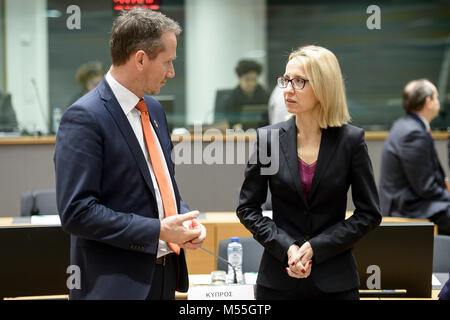 Bruxelles, Bxl, Belgique. Feb 20, 2018. Le ministre polonais des Finances Teresa Czerwinska (R) et le ministre des Finances danois Kristian Jensen avant le Conseil ECOFIN, les ministres des Finances de l'UE réunion au siège de la Commission européenne à Bruxelles, Belgique le 20.02.2018 par Wiktor Dabkowski Wiktor Dabkowski/crédit : ZUMA Wire/Alamy Live News Banque D'Images