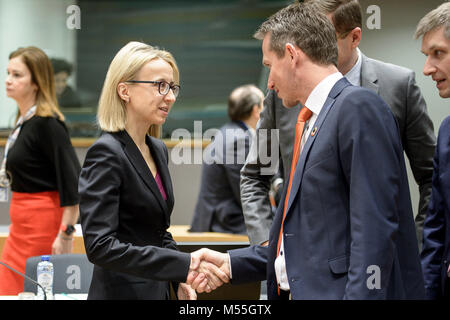 Bruxelles, Bxl, Belgique. Feb 20, 2018. Le ministre polonais des Finances Teresa Czerwinska (L) et le ministre des Finances danois Kristian Jensen avant le Conseil ECOFIN, les ministres des Finances de l'UE réunion au siège de la Commission européenne à Bruxelles, Belgique le 20.02.2018 par Wiktor Dabkowski Wiktor Dabkowski/crédit : ZUMA Wire/Alamy Live News Banque D'Images