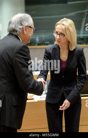 Bruxelles, Bxl, Belgique. Feb 20, 2018. Le ministre polonais des Finances Teresa Czerwinska (R) et Malte, le ministre des Finances, Edward SCICLUNA (L) avant le Conseil ECOFIN, les ministres des Finances de l'UE réunion au siège de la Commission européenne à Bruxelles, Belgique le 20.02.2018 par Wiktor Dabkowski Wiktor Dabkowski/crédit : ZUMA Wire/Alamy Live News Banque D'Images