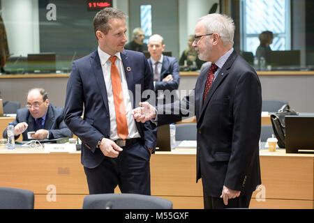 Bruxelles, Bxl, Belgique. Feb 20, 2018. Le ministre des Finances danois Kristian Jensen (L) et président de la Banque européenne d'investissement (BEI) Werner Hoyer avant le Conseil ECOFIN, les ministres des Finances de l'UE réunion au siège de la Commission européenne à Bruxelles, Belgique le 20.02.2018 par Wiktor Dabkowski Wiktor Dabkowski/crédit : ZUMA Wire/Alamy Live News Banque D'Images