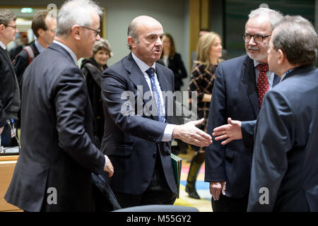 Bruxelles, Bxl, Belgique. Feb 20, 2018. récemment élu vice-président de la Banque centrale européenne (BCE), Ministre de l'économie espagnol Luis de Guindos (C) avant l'ECOFIN, les ministres des Finances de l'UE réunion au siège de la Commission européenne à Bruxelles, Belgique le 20.02.2018 par Wiktor Dabkowski Wiktor Dabkowski/crédit : ZUMA Wire/Alamy Live News Banque D'Images