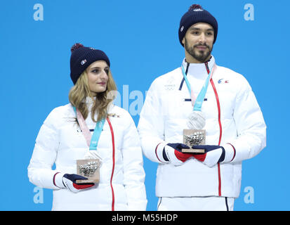 Pyeongchang, Corée du Sud. Feb 20, 2018. Médaillés d Gabriella Papadakis (L) et Guillaume Cizeron de France poser pour des photos au cours d'une cérémonie de remise de médailles de danse sur glace du patinage artistique à l'occasion des Jeux Olympiques d'hiver de PyeongChang 2018 Médaille au Plaza, PyeongChang, Corée du Sud, le 20 février 2018. Credit : Wu Zhuang/Xinhua/Alamy Live News Banque D'Images