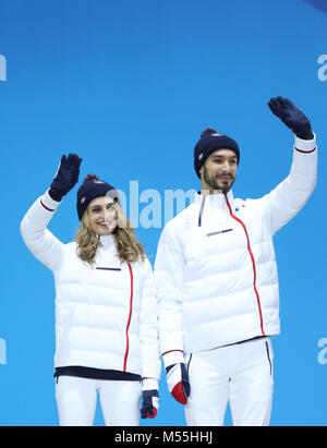 Pyeongchang, Corée du Sud. Feb 20, 2018. Médaillés d Gabriella Papadakis (L) et Guillaume Cizeron de France poser pour des photos au cours d'une cérémonie de remise de médailles de danse sur glace du patinage artistique à l'occasion des Jeux Olympiques d'hiver de PyeongChang 2018 Médaille au Plaza, PyeongChang, Corée du Sud, le 20 février 2018. Credit : Wu Zhuang/Xinhua/Alamy Live News Banque D'Images