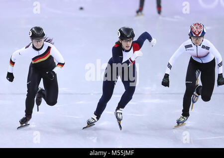 Pyeongchang, Corée du Sud. Feb 20, 2018. Veroniqu Pierron de la France (C) fait concurrence au cours de Ladies' 1000m cas de patinage de vitesse courte piste à l'occasion des Jeux Olympiques d'hiver de PyeongChang 2018 à Gangneung Ice Arena, Gangneung, Corée du Sud, le 20 février 2018. Credit : Lan Hongguang/Xinhua/Alamy Live News Banque D'Images