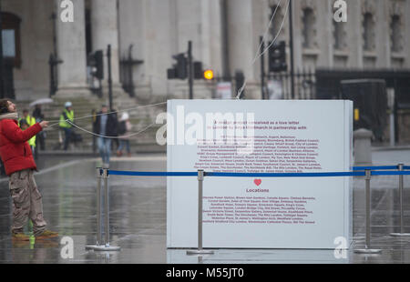 Trafalgar Square, Londres, Royaume-Uni. 20 février 2018. Le créateur de mode britannique d'Anya Hindmarch, projet public de design Chubby Coeurs, voit un cœur rouge gonflable géant voler au-dessus de Trafalgar Square sur un matin gris et pluvieux. Credit : Malcolm Park/Alamy Live News. Banque D'Images