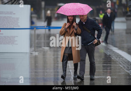 Trafalgar Square, Londres, Royaume-Uni. 20 février 2018. Le créateur de mode britannique d'Anya Hindmarch, projet public de design Chubby Coeurs, voit un cœur rouge gonflable géant voler au-dessus de Trafalgar Square sur un matin gris et pluvieux. Credit : Malcolm Park/Alamy Live News. Banque D'Images