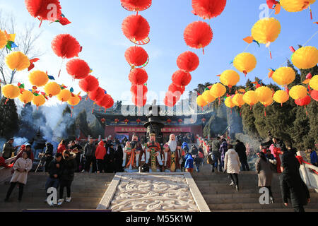 Tangshan. Feb 20, 2018. Les personnes sont considérées à un culte d'activité pour le dieu de la richesse dans le comté de Green Tree Inn Oufeng, Tangshan City, Hebei province de la Chine du nord, le 20 février 2018, le cinquième jour de la Nouvelle Année lunaire chinoise qui est censé être l'anniversaire du dieu de la richesse. Le "dieu de la richesse" est censé apporter fortune aux gens. Credit : Wang Aijun/Xinhua/Alamy Live News Banque D'Images