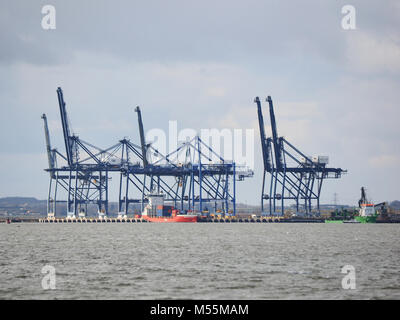 Queenborough, Kent, UK. Feb 20, 2018. Météo France : nuageux avec averses en mixte Queenborough. Les grues de Thamesport. Credit : James Bell/Alamy Live News Banque D'Images